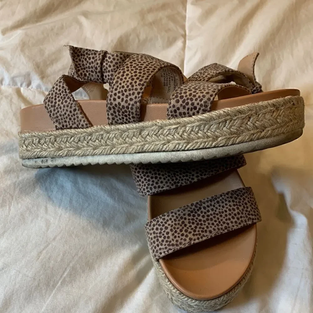 Universal Thread, shallow wedges, size 6. Uppers show no signs of wear